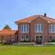 Villa mit Klinker und Flachdachziegel J11v in altrot, im Bild die Terrasse