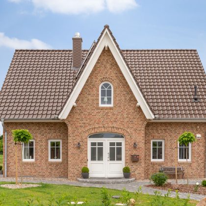 Vooraanzicht van een kapiteinswoning met FD-dakpan J11v in donkerbruin