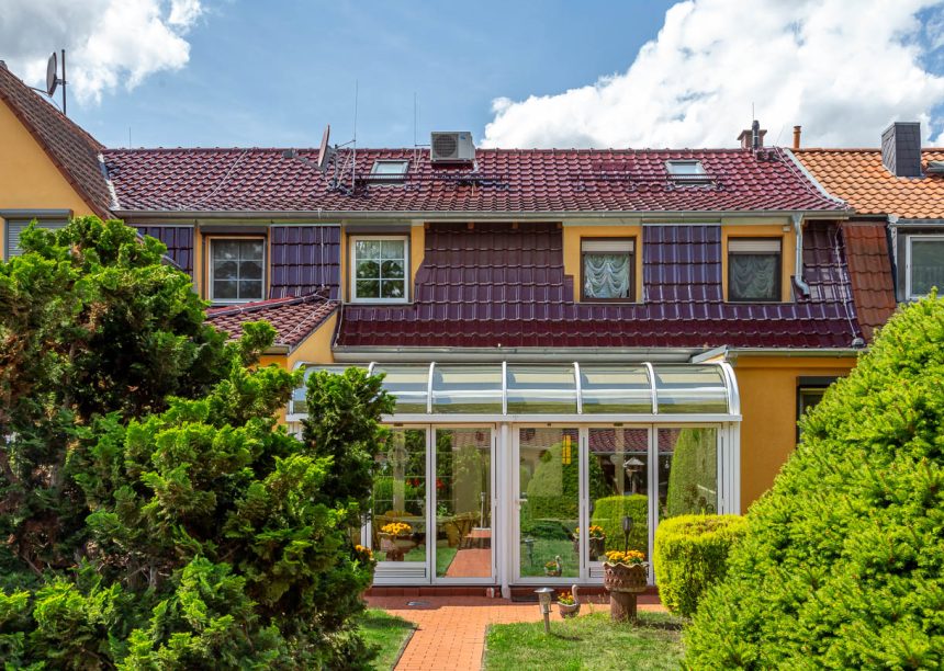 Na de renovatie heeft de eengezinswoning een bordeauxrood dak gekregen.