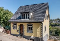 Gerenoveerde woning met FD-dakpan W6v in edelspacegrijs.