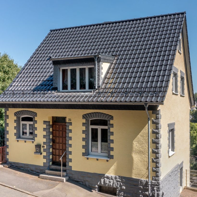 Gerenoveerde woning met FD-dakpan W6v in edelspacegrijs.