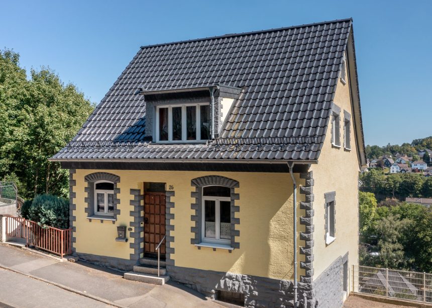 Gerenoveerde woning met FD-dakpan W6v in edelspacegrijs.