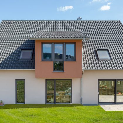 Frontaanzicht van een eengezinswoning in edel-leigrijs.