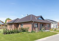 Grote klinkerbungalow met gevel van klinkers en W6v in edelnero op het dak