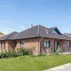 Grote klinkerbungalow met gevel van klinkers en W6v in edelnero op het dak