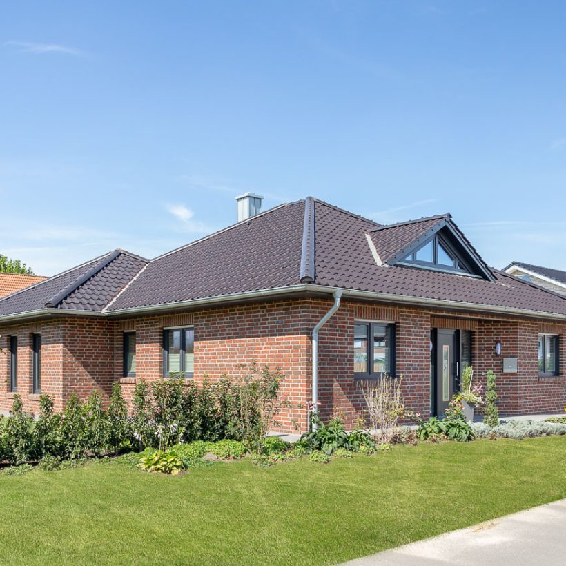 Grote klinkerbungalow met gevel van klinkers en W6v in edelnero op het dak