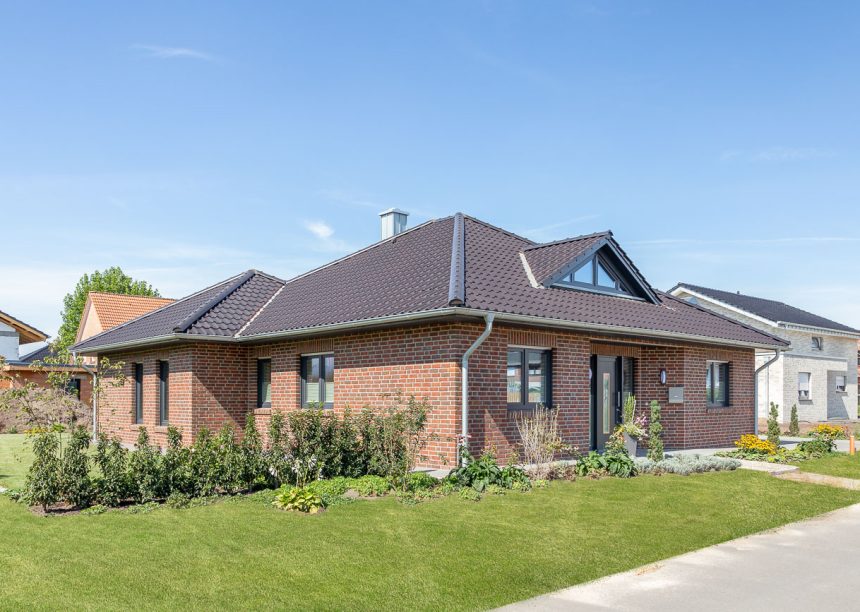 Grote klinkerbungalow met gevel van klinkers en W6v in edelnero op het dak