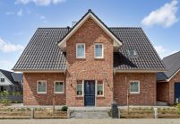 Vooraanzicht van een klinkerstenen huis met FD-dakpan W6v pin de kleur antraciet