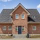Vooraanzicht van een klinkerstenen huis met FD-dakpan W6v pin de kleur antraciet