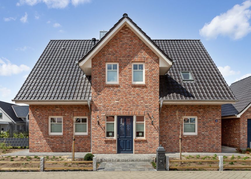 Vooraanzicht van een klinkerstenen huis met FD-dakpan W6v pin de kleur antraciet