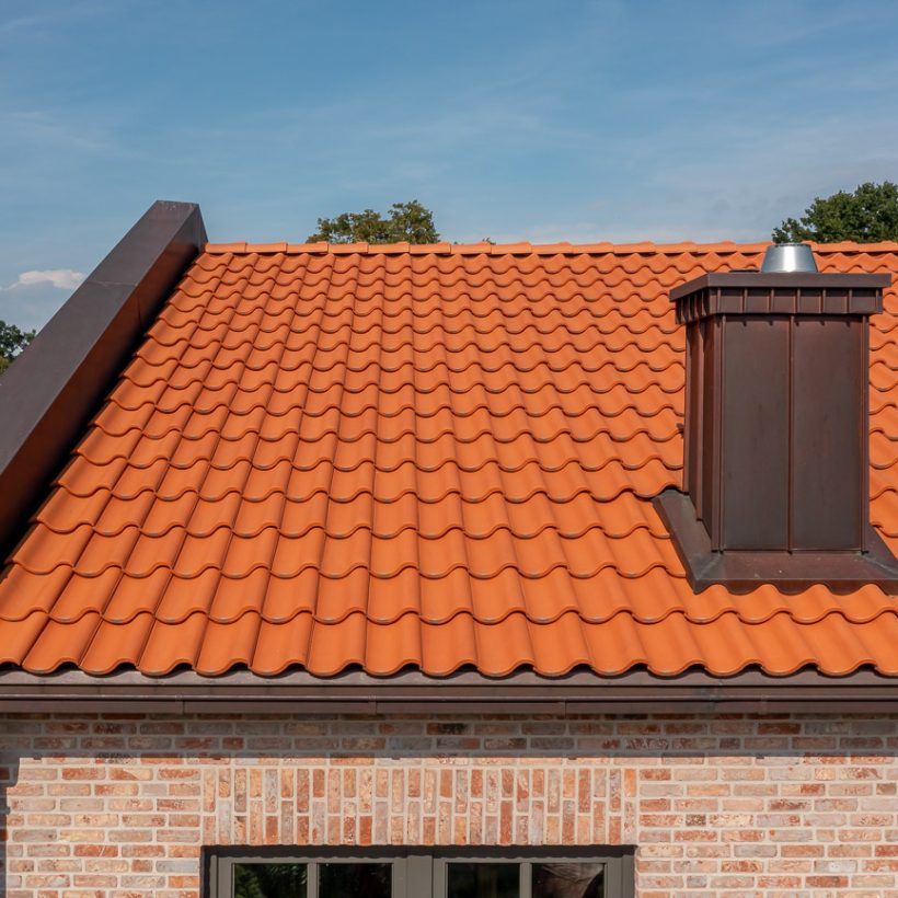 Villa met bakstenen gevel en OVH-dakpan Z5 op het dak