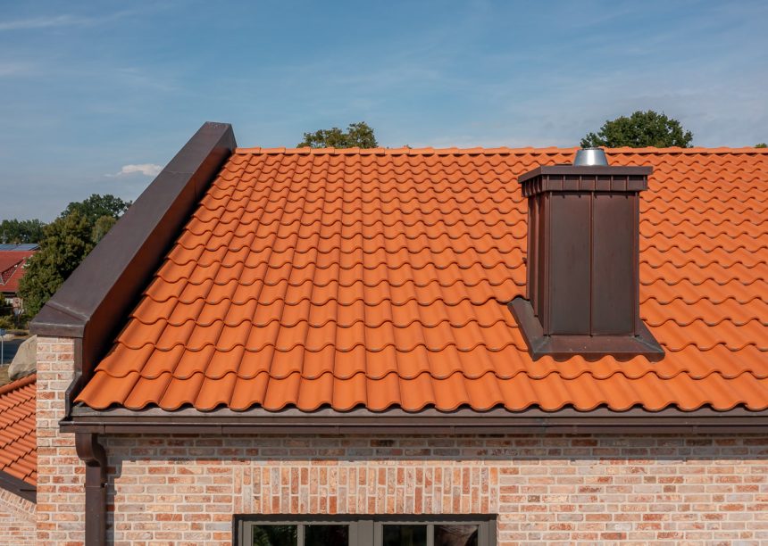 Villa met bakstenen gevel en OVH-dakpan Z5 op het dak