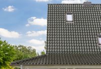 Groot referentieobject met dennengroen dak en carport met details van de dakpan en zijafwerking