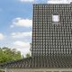 Groot referentieobject met dennengroen dak en carport met details van de dakpan en zijafwerking