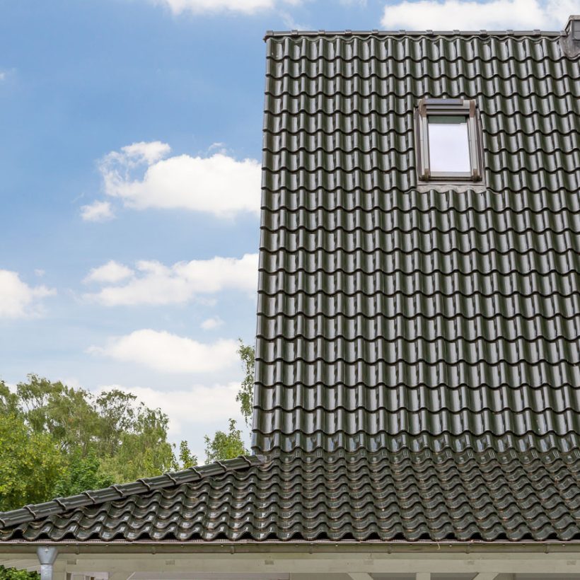 Groot referentieobject met dennengroen dak en carport met details van de dakpan en zijafwerking