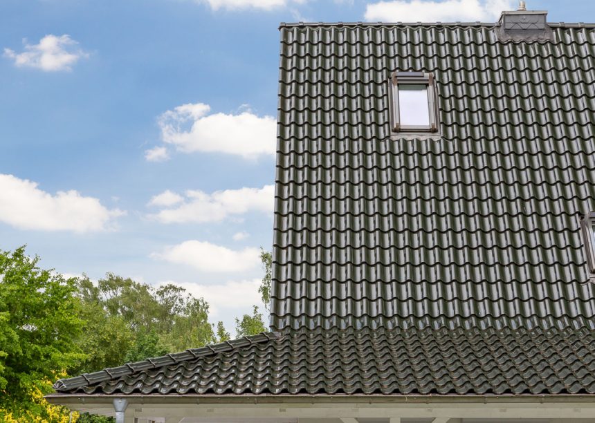 Groot referentieobject met dennengroen dak en carport met details van de dakpan en zijafwerking