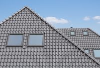 Chique eengezinswoning met een elegante, zilverkleurig grijze dakpan Z5 met dakraam en nok.