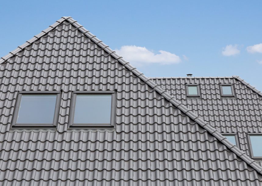 Chique eengezinswoning met een elegante, zilverkleurig grijze dakpan Z5 met dakraam en nok.