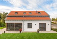 Vooraanzicht van een puristisch vrijstaand huis met Stylist vlakke dakpan in natuurrood