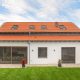 Vooraanzicht van een puristisch vrijstaand huis met Stylist vlakke dakpan in natuurrood