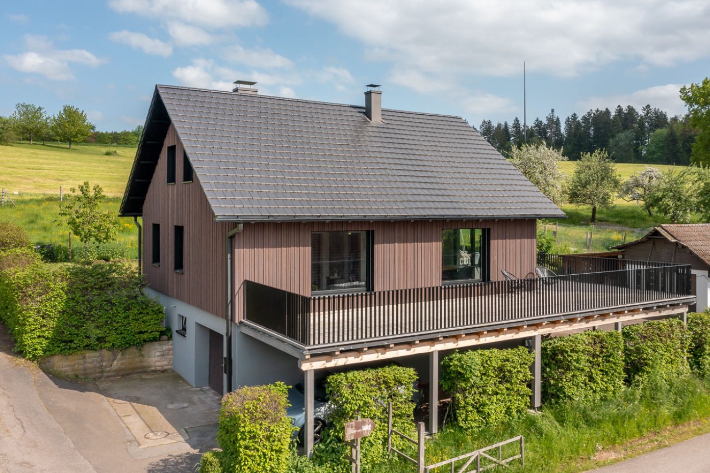 Houten huis met vlakke dakpan stylist in fluweelzwart