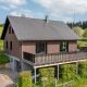 Houten huis met vlakke dakpan stylist in fluweelzwart