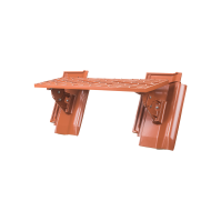 Het lange rooster incl. robuuste aluminium draagpan biedt een vakkundige en functionele oplossing om veilig en comfortabel op hellende daken te staan.