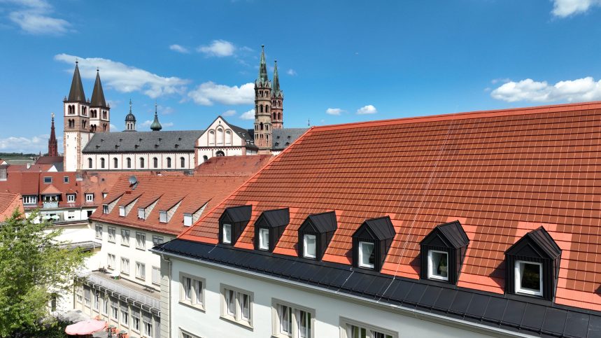 Stylist-PV in roodbruin op de Schwester-Erlöser-Kirche in Würzburg