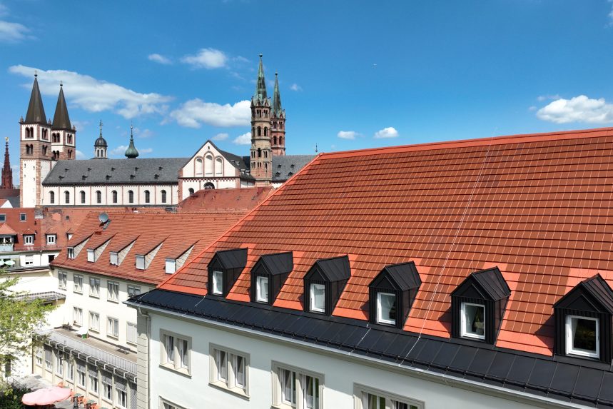 Stylist-PV in roodbruin op de Schwester-Erlöser-Kirche in Würzburg