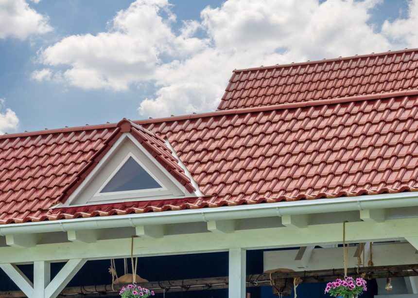 Dit kleurrijke vrijstaande huis schittert dankzij de edelrosso edel-engobe hier met een focus op de dakkapel.