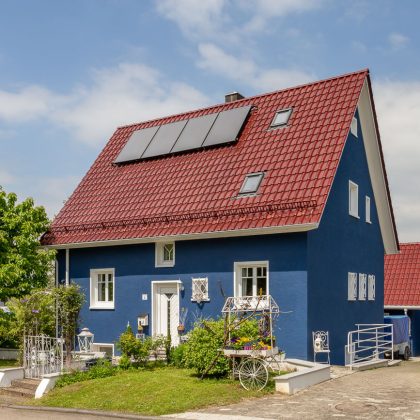 Een vrolijke noot in de buurt: een felblauwe gevel & een rood pannendak.