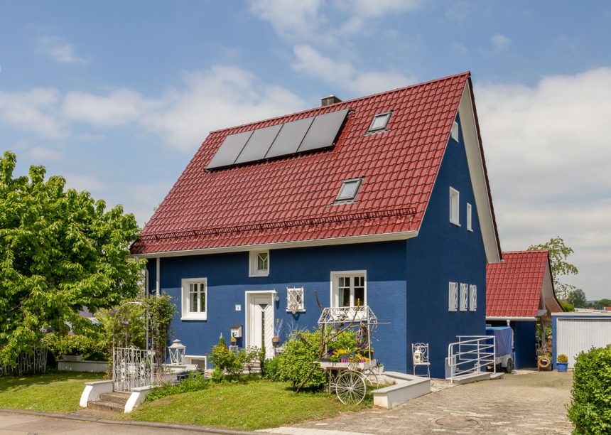 Een vrolijke noot in de buurt: een felblauwe gevel & een rood pannendak.