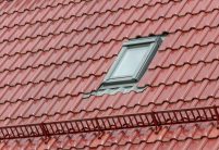 Deze kleurrijke eengezinswoning schittert dankzij de Edelengobe edelrosso hier met een focus op onze sneeuwvangrooster.