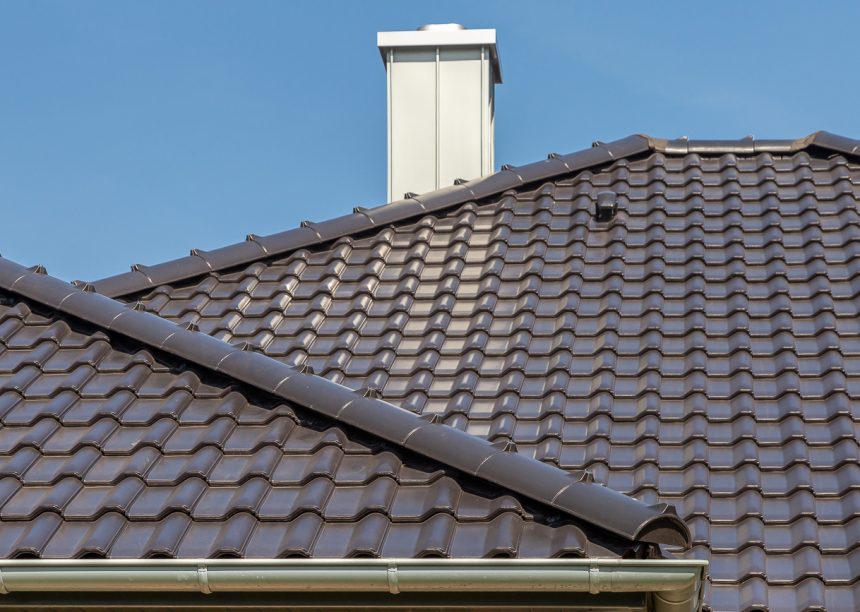 Gte klinkerbungalow met klinkergevel en W6v in edelnero op het dak met focus op de graad met cilindrische nokpan en de afbeelding van de afdekkingro