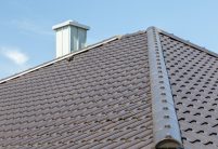 Grote klinkerbungalow met klinkergevel en W6v in edelnero op het dak met focus op de graad met cilindrische nokpan