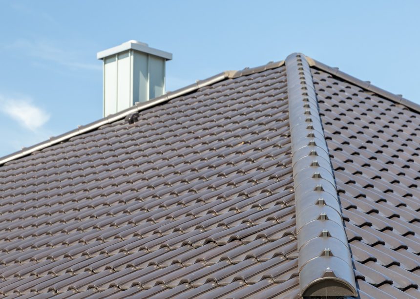 Grote klinkerbungalow met klinkergevel en W6v in edelnero op het dak met focus op de graad met cilindrische nokpan
