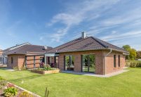 Grote klinkerbungalow met gevel van klinkers en W6v in edelnero op het dak