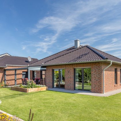 Grote klinkerbungalow met gevel van klinkers en W6v in edelnero op het dak
