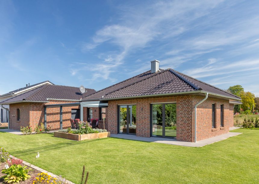 Grote klinkerbungalow met gevel van klinkers en W6v in edelnero op het dak