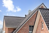 Gevelaanzicht van fantastisch bakstenen huis met keramische dakpannen W6v