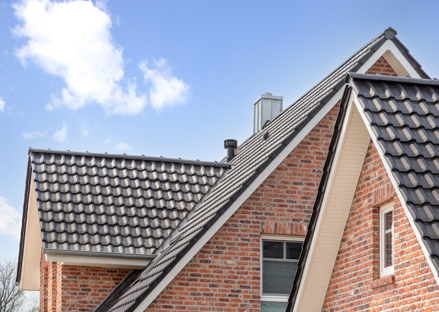 Gevelaanzicht van fantastisch bakstenen huis met keramische dakpannen W6v