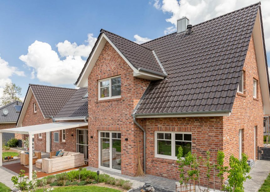 Fantastisch klinkerstenen huis met W6v keramische dakpannen in de kleur antraciet