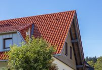 Einfamilienhaus mit Flachdachziegel W6v in der Edelengobe edelmarone