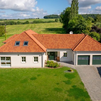 Een gerenoveerde bungalow met de OVH-dakpan Z5 in Fries bont zoutbrand.