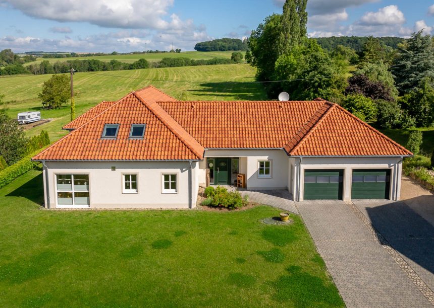 Een gerenoveerde bungalow met de OVH-dakpan Z5 in Fries bont zoutbrand.