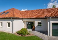 Een gerenoveerde bungalow met de OVH-dakpan Z5 in Fries bont zoutbrand.
