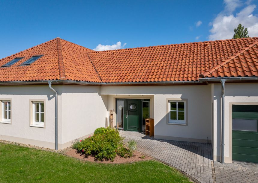 Een gerenoveerde bungalow met de OVH-dakpan Z5 in Fries bont zoutbrand.