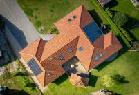 Een gerenoveerde bungalow met de OVH-dakpan Z5 in Fries bont zoutbrand - Luchtfoto