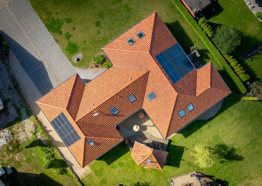 Een gerenoveerde bungalow met de OVH-dakpan Z5 in Fries bont zoutbrand - Luchtfoto