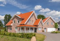 Fantastisch bakstenen huis met Z5 dakpan van Jacobi in oudrood